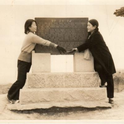 최영숙씨, 영주공원에서 친구와