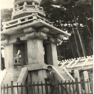 다보탑 앞에 장장수씨, 마을 친구들과 경주여행중