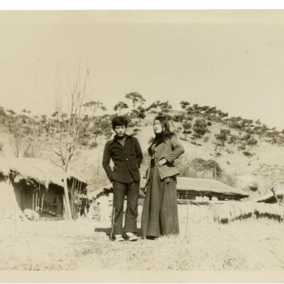 1974년경 수몰 직전 월곡면 마을에서의 시동생과 시누이 모습