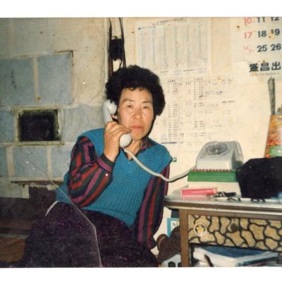 1980년대 진로상회의 전화를 받는 배옥련 씨