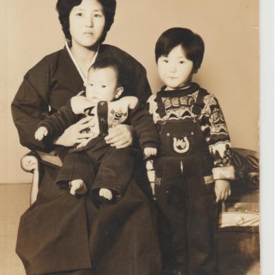 어머니와 함께 사진관에서