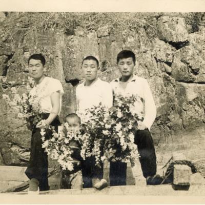 1960년 친척들과 찍은 모습