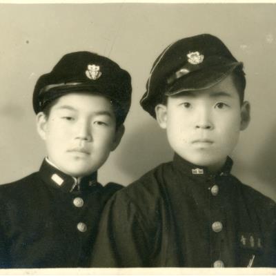 1956년 안동중학교 친구와 찍은 모습