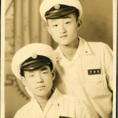 1958년 안동중학교 친구와 찍은 모습