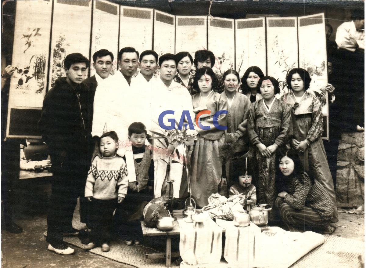 임옥희씨 결혼식후 마을 사람들과 작은그림