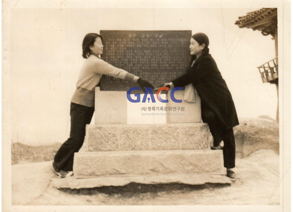 최영숙씨, 영주공원에서 친구와 작은그림