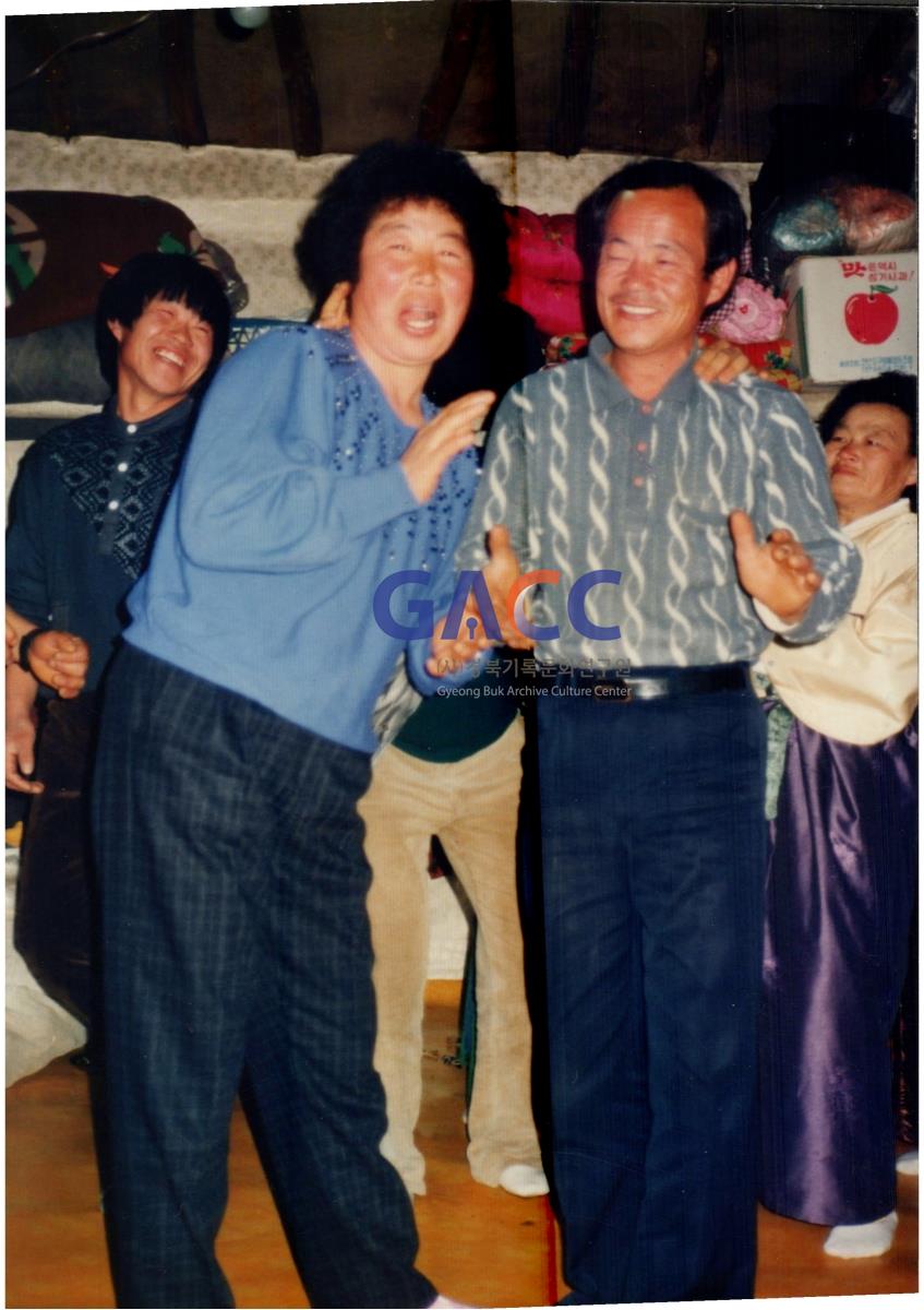 최영숙씨, 친척집에서 결혼잔치후 남편과 함께 작은그림