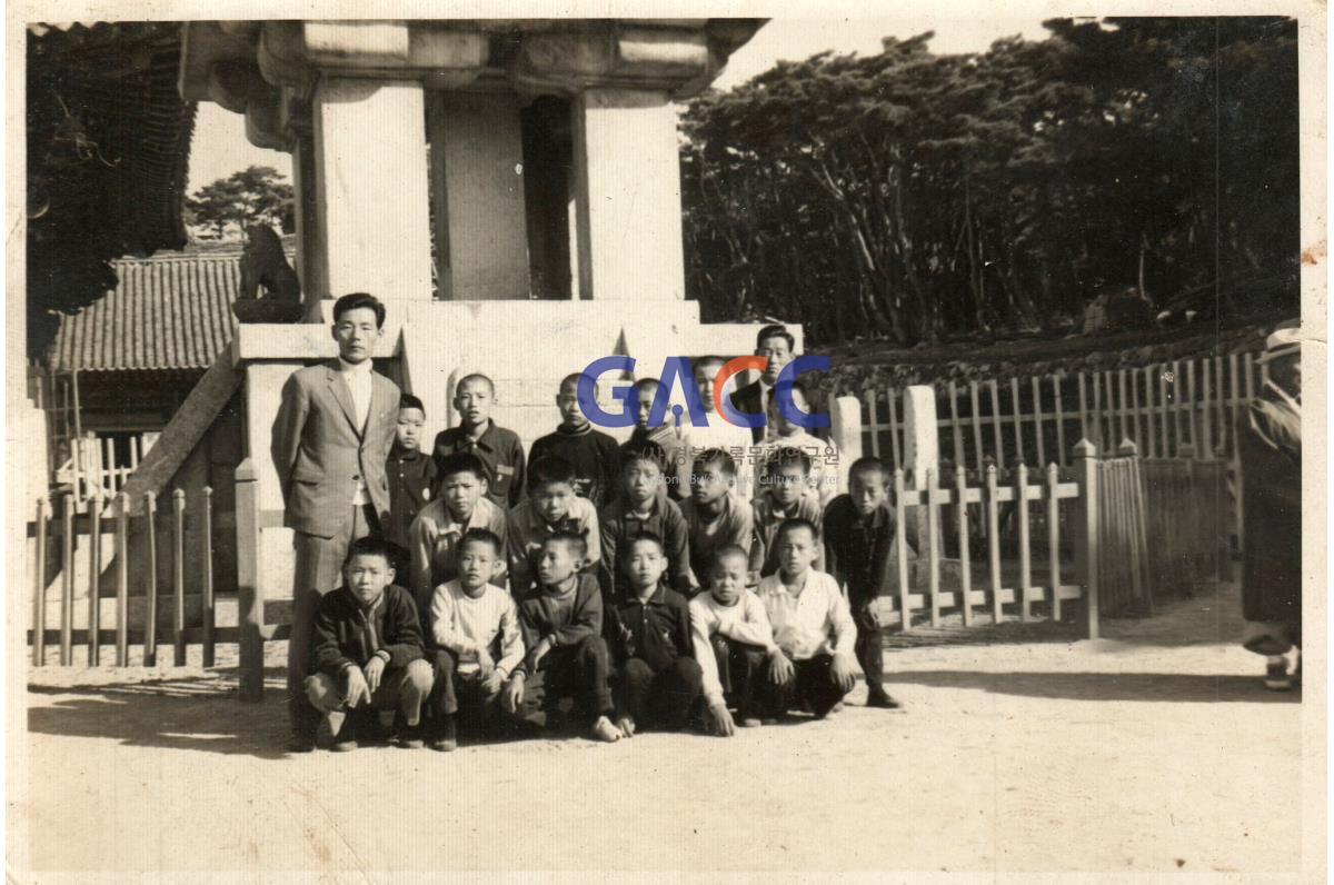 경주 수학여행, 다보탑 앞에서 선생님과 아이들 작은그림