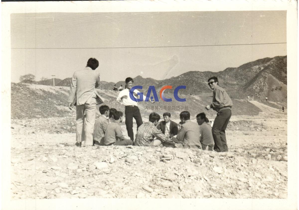 1973년 4월 21일, 청송 주왕산 인근 마을친구들과 여행 작은그림