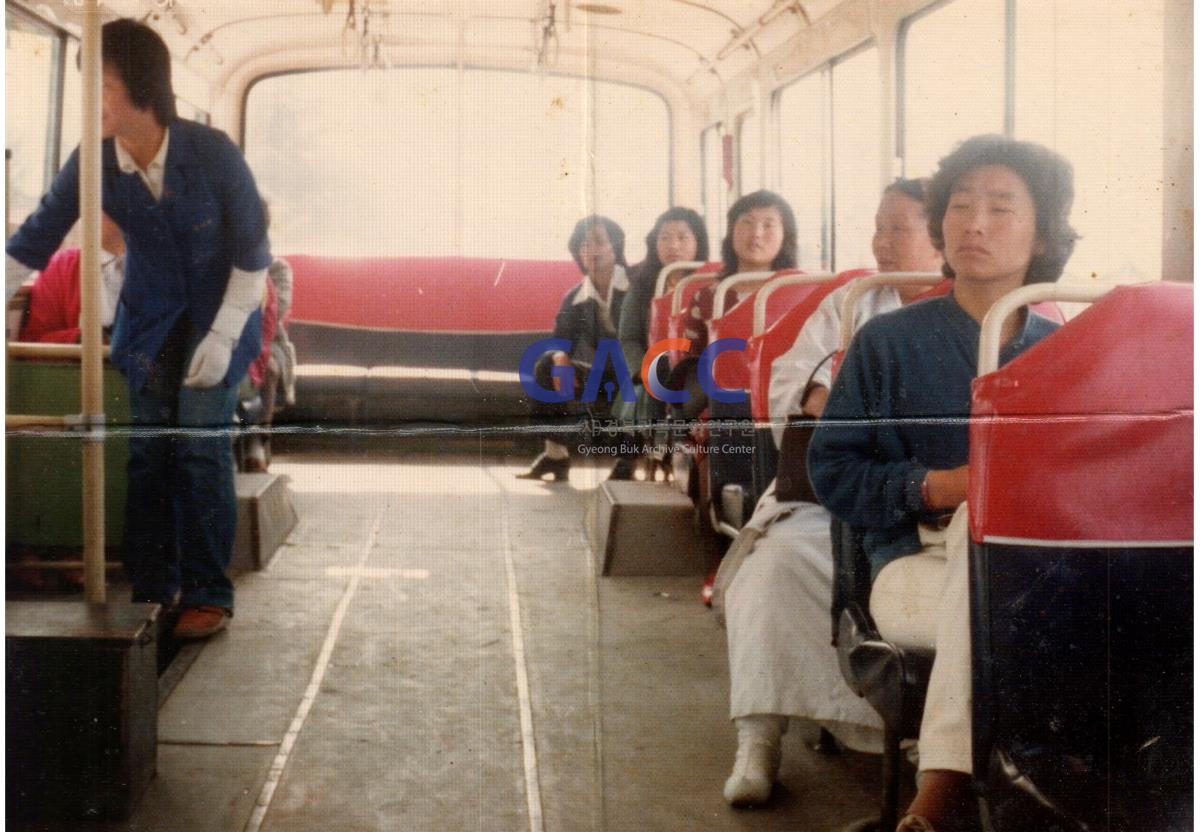 버스안내양이 있던 시절의 버스 안 풍경 작은그림