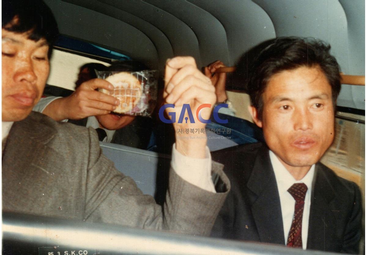 1985년 3월, 차 안에서 장태은씨, 장장수씨 작은그림