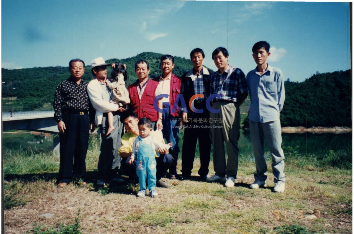 김덕수씨, 친손녀 안고 주진교 앞에서 가족 친지들과 작은그림