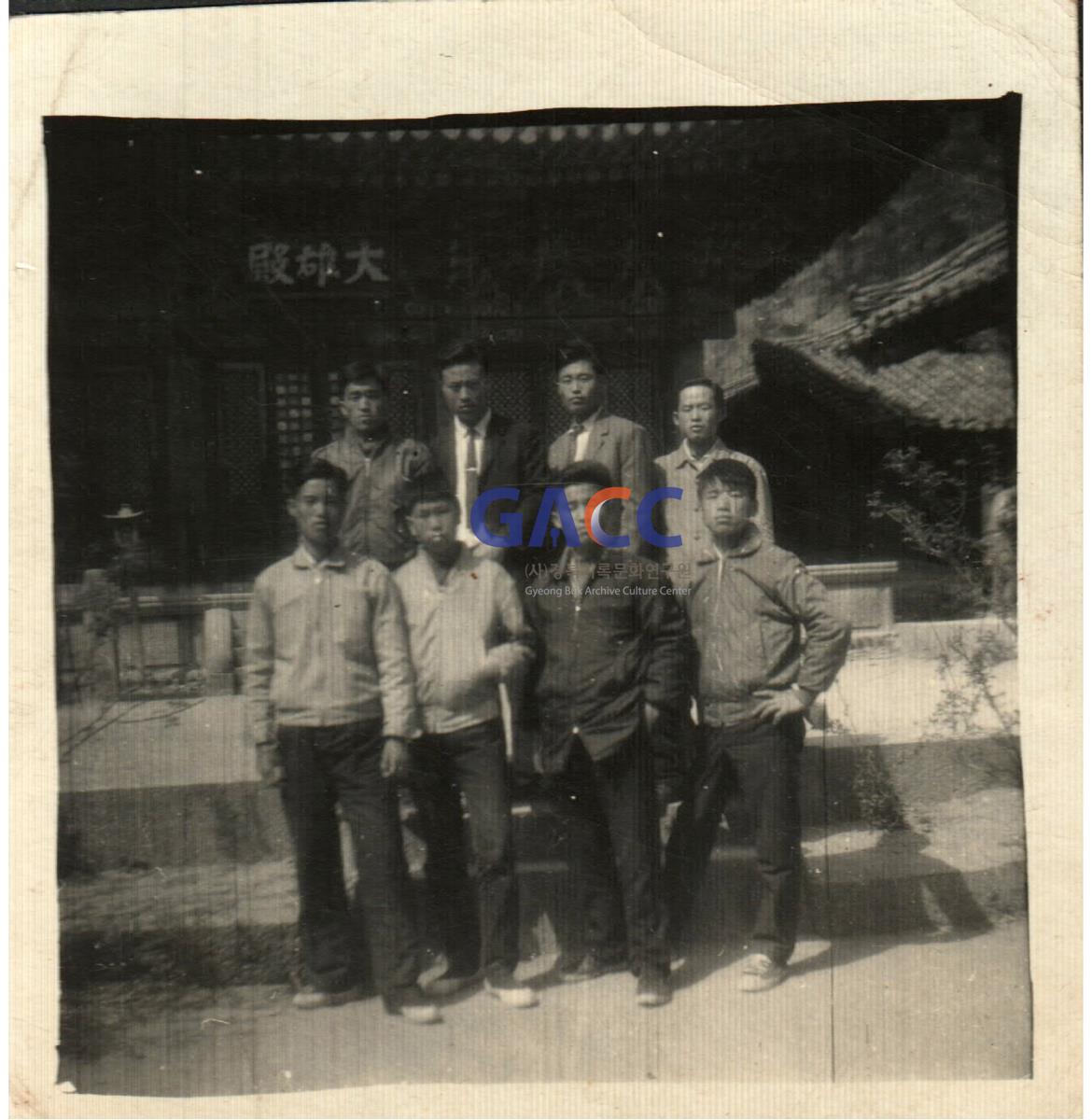 1966년 4월 19일, 노산리 친구들과 대웅전에서 작은그림