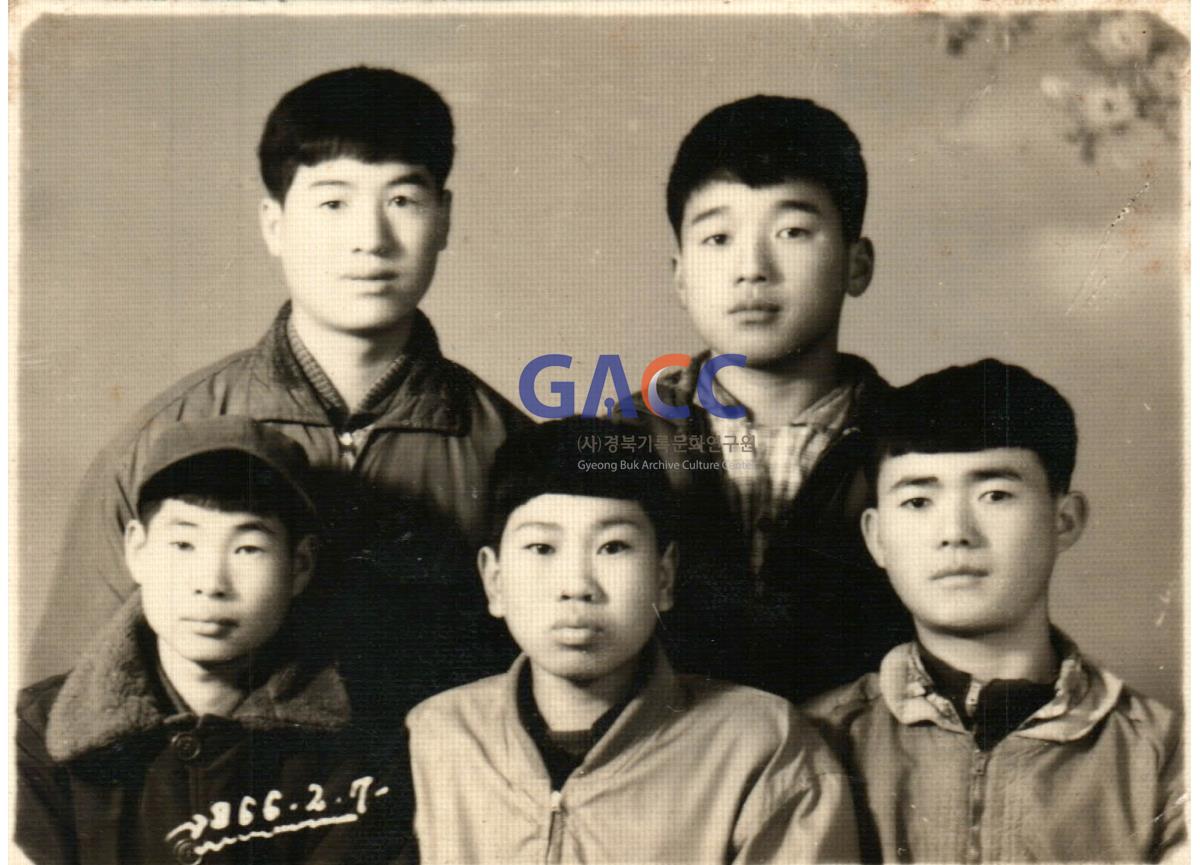 1966년 2월 7일, 동네친구이자 친척들과 작은그림