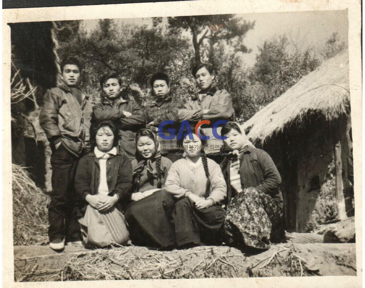 60년대 후반 설날기념 동년배 마을친구들과 작은그림