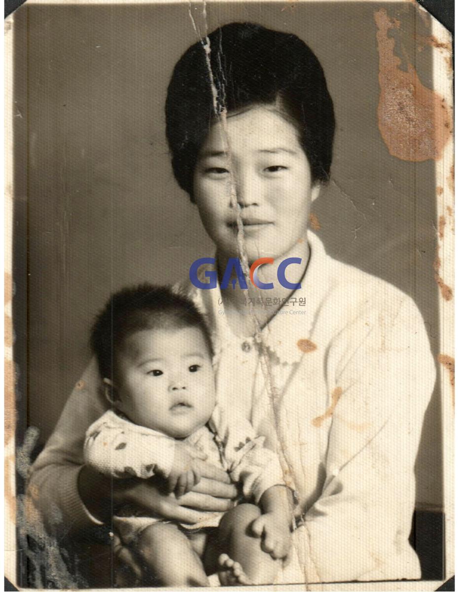 1967년 10월 6일, 김분자씨 새어머니와 이복남동생 작은그림