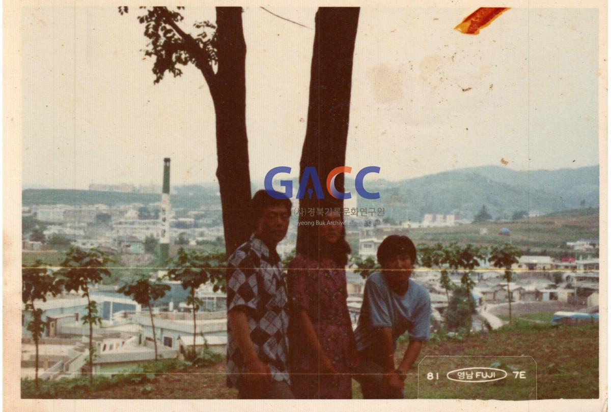 1981년  김분자씨 시동생 장원진씨(좌측 끝) 작은그림