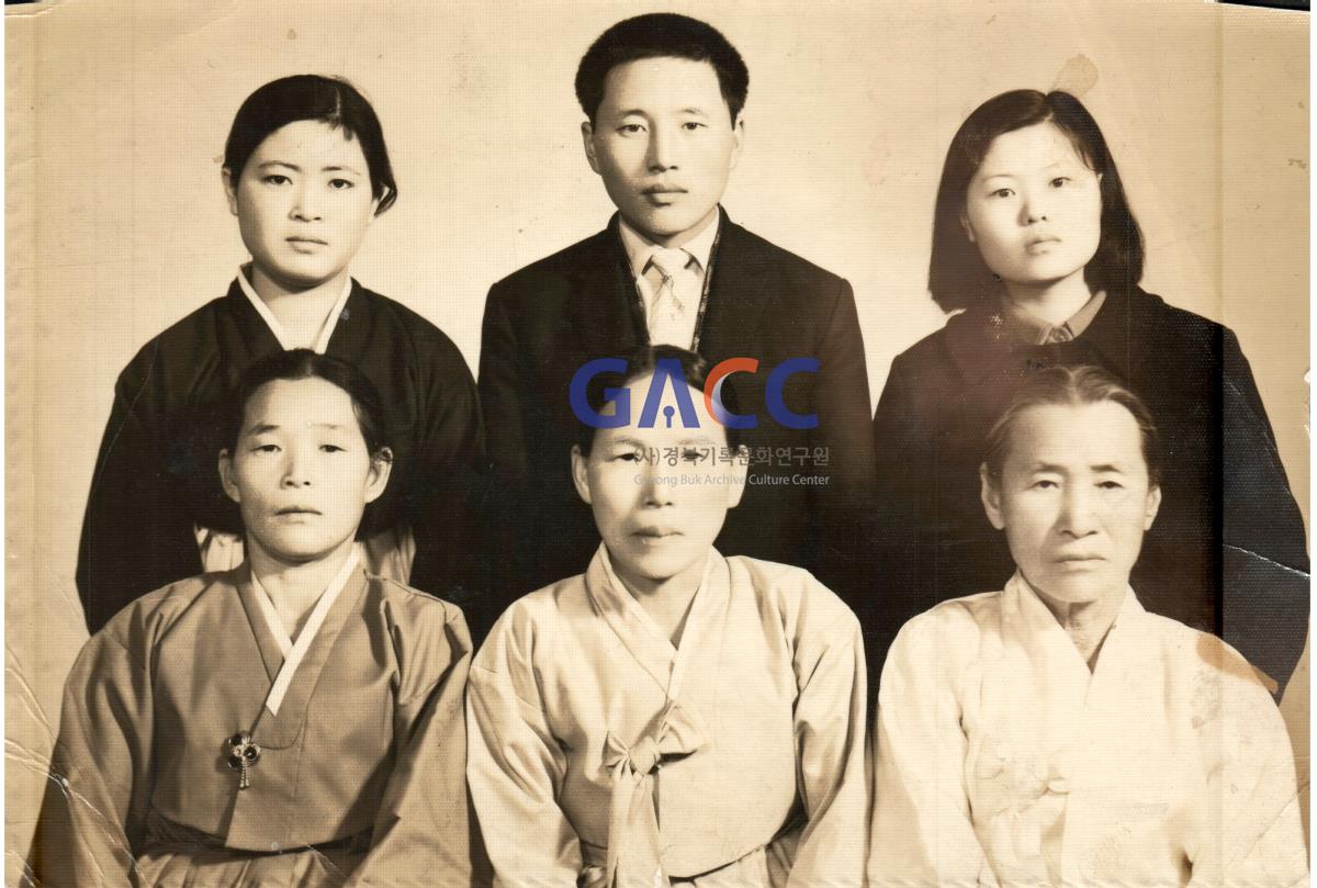 사진관에서 김분자씨 동생과 새어머니 작은그림