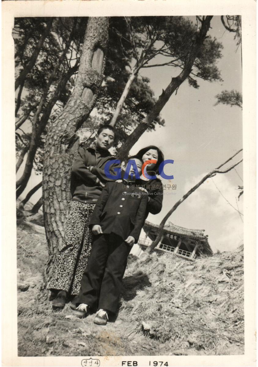 1974년 어딘지 모를 곳에서 어린 장대진씨와 지인들 작은그림