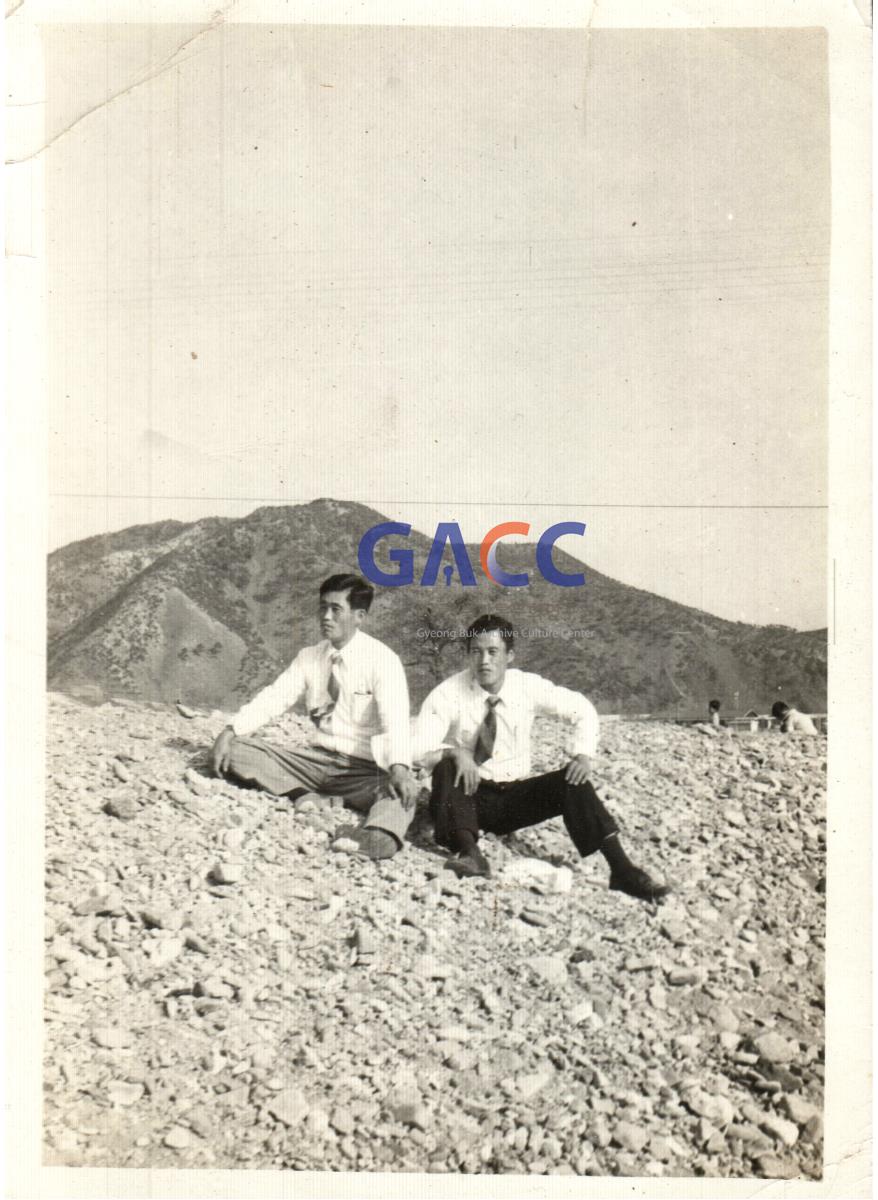 1973년 4월 22일 청송 강가에서, 장태기, 장태은 형제 작은그림
