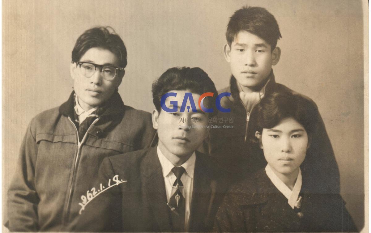1962년 1월 14일 김덕수씨 약혼당일  중매와 처남이 함께 작은그림