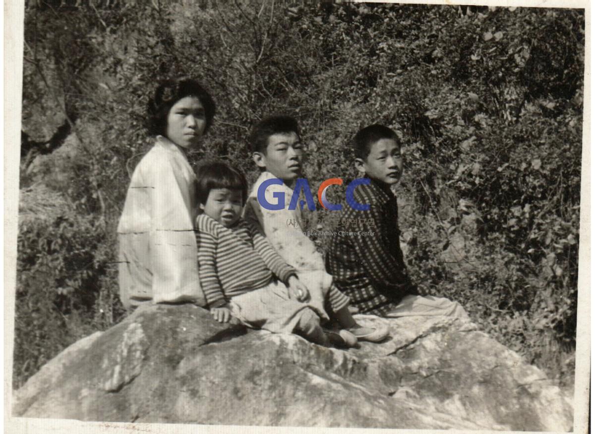 1963년 김덕수씨 부인, 여동생,  이웃 등 작은그림