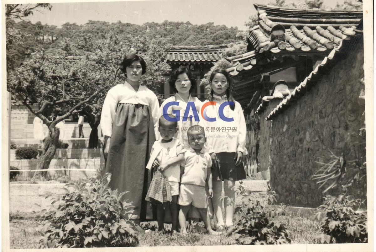 도산서원에서 김덕수씨 부인, 시누이들, 첫째, 둘째아들 작은그림