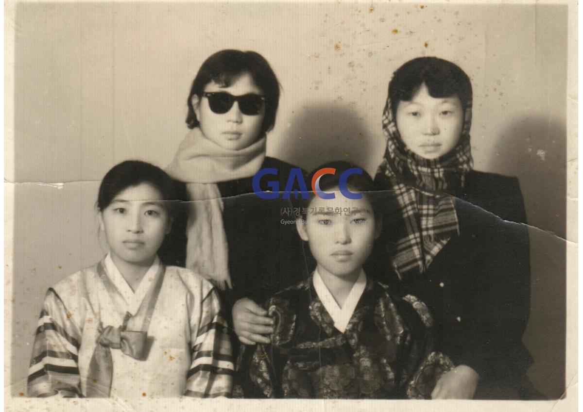 김덕수씨 부인, 처녀시절 친구들과 사진관에서 작은그림