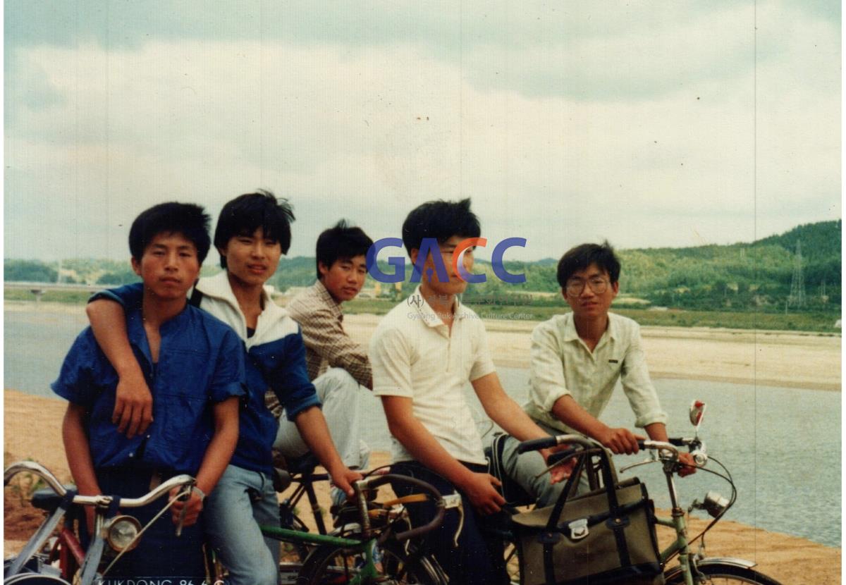 박윤기 씨(우측 끝)와 친구들 수상동(안동병원 근처)에서 싸이클 도중 작은그림