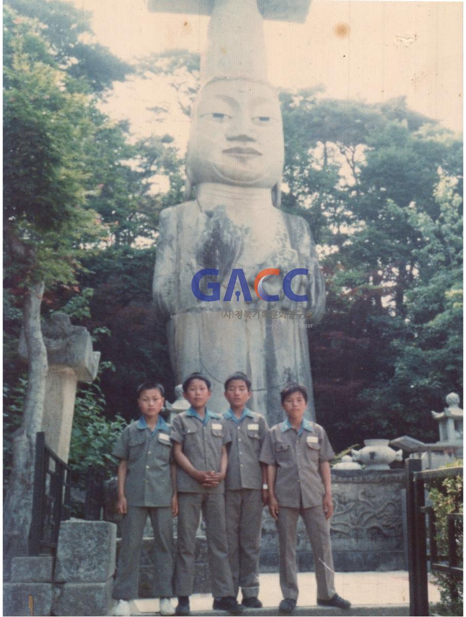 박윤기 씨(우측 두번째) 도산 중학교 수학여행으로 속리산에 갔던 모습 작은그림