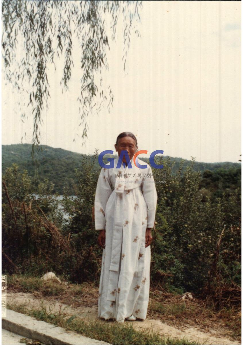 안동댐으로 추정되는 곳에서 찍은 1984년 권오진씨 모친의 사진 작은그림