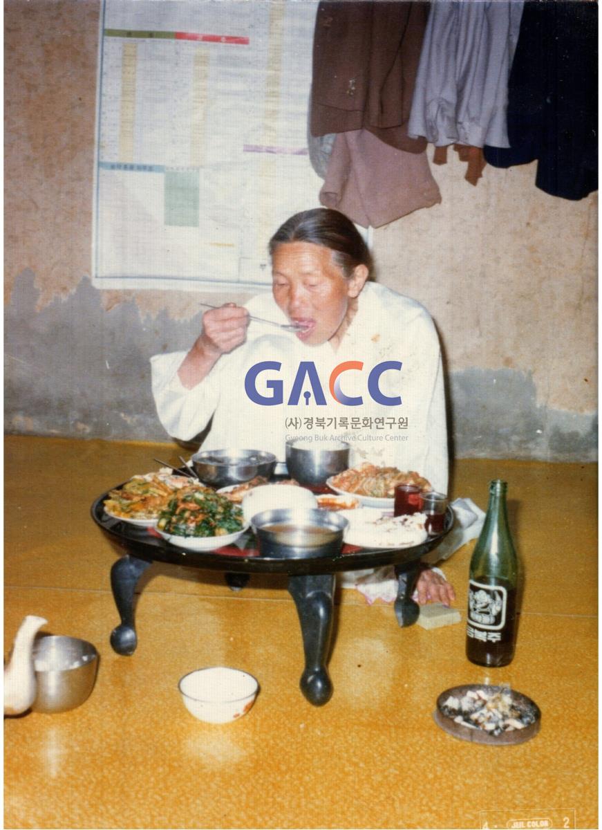 1984년 자택에서 권오진씨 모친께서 식사하시는 모습 작은그림