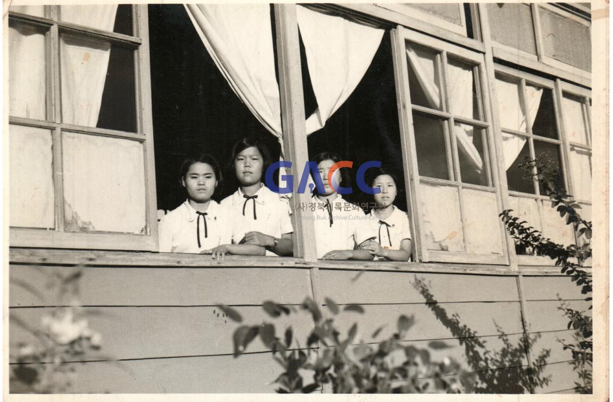 1973년 9월 권오진씨의 막내딸 (좌측에서 3번째) 교실에서 작은그림