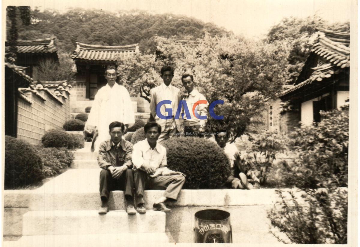 권오진씨 도산서원에서 친척들과 함께 작은그림
