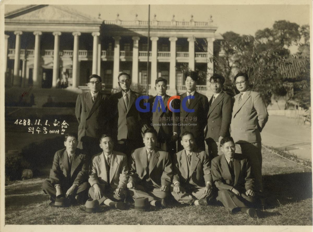 1955년 11월 1일 덕수궁에서 작은그림