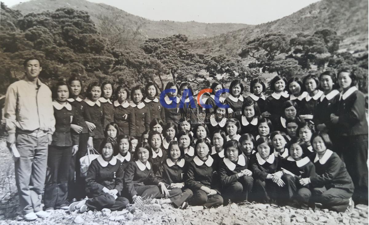 지금은 어디에서 살고 있을까?  뒷줄처녀들 앞줄 꼬맹이들 작은그림