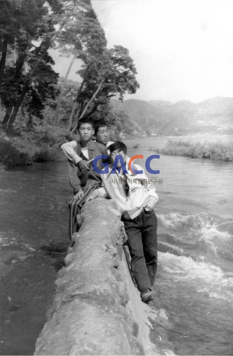 1975년 도산서원 입구 강변 작은그림