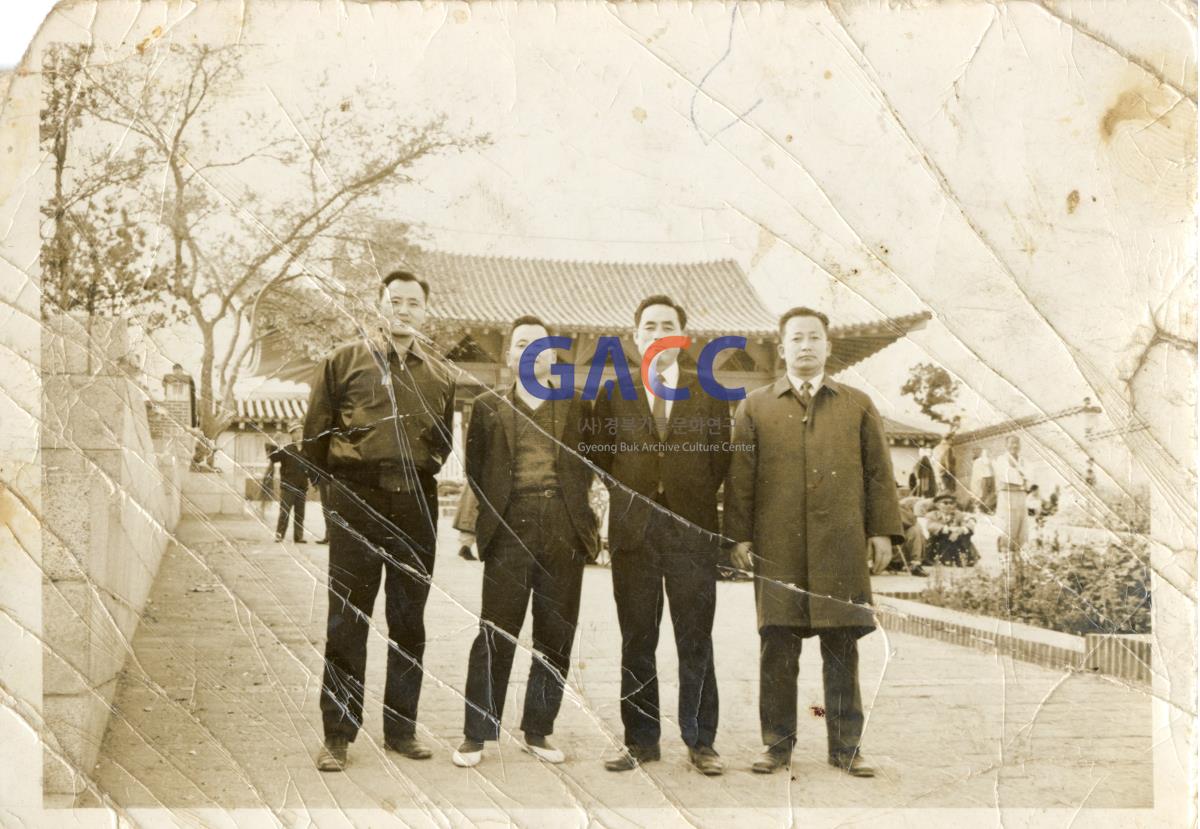 1969년 12월 대구 달성공원 입구에서 작은그림