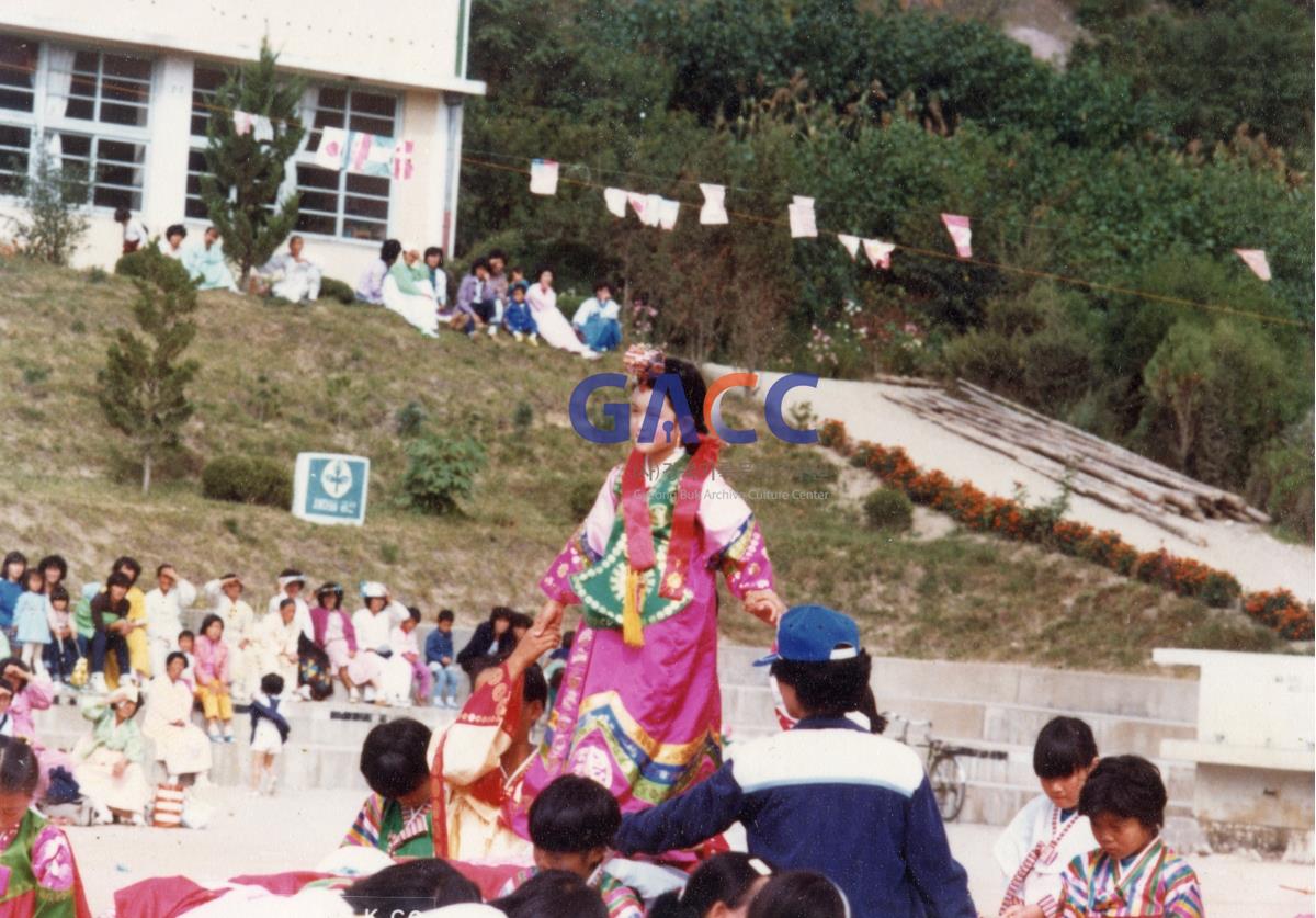 1982년 월곡국민학교 놋다리밟기 시연 작은그림