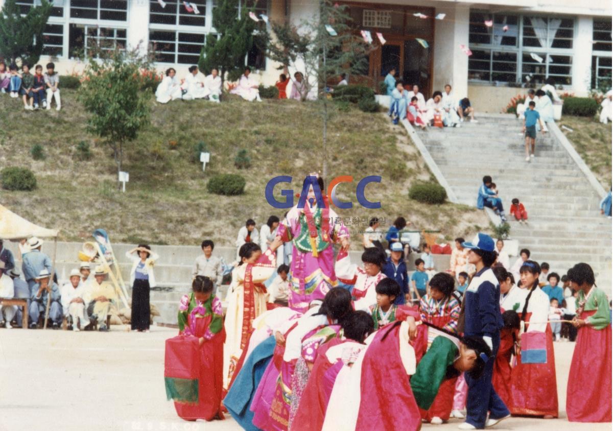 1982년 월곡국민학교 놋다리밟기 시연 작은그림