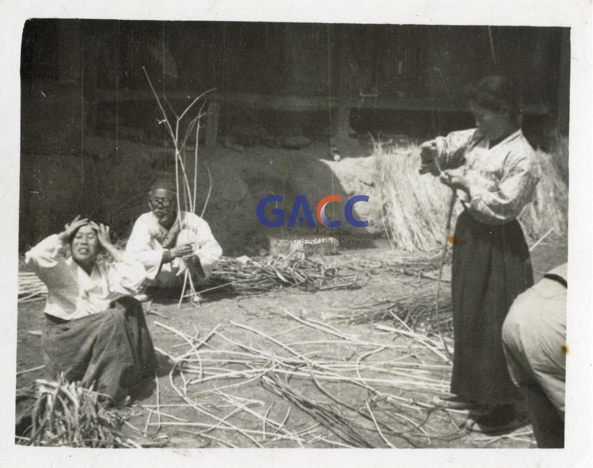 1965년 가을 닥나무껍질을 벗기며 작은그림