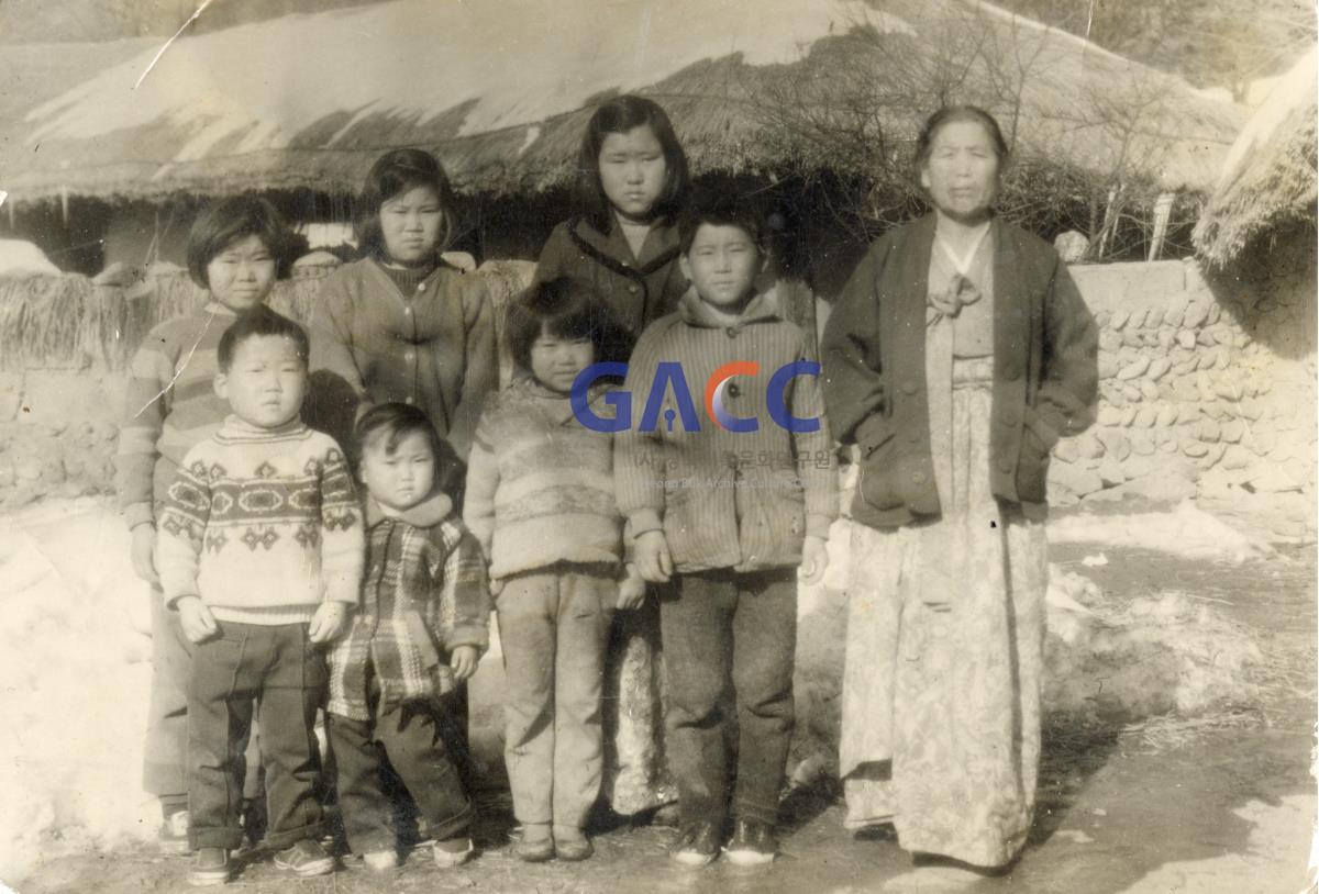 1972년 영풍군 할머니와 함께 작은그림