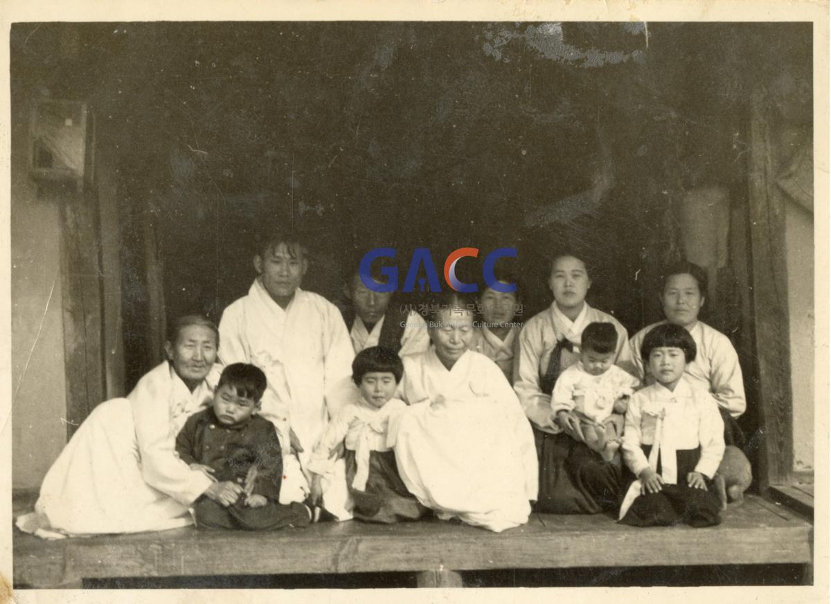 1958년 일직면 조탑동 대청마루에서 가족사진 작은그림