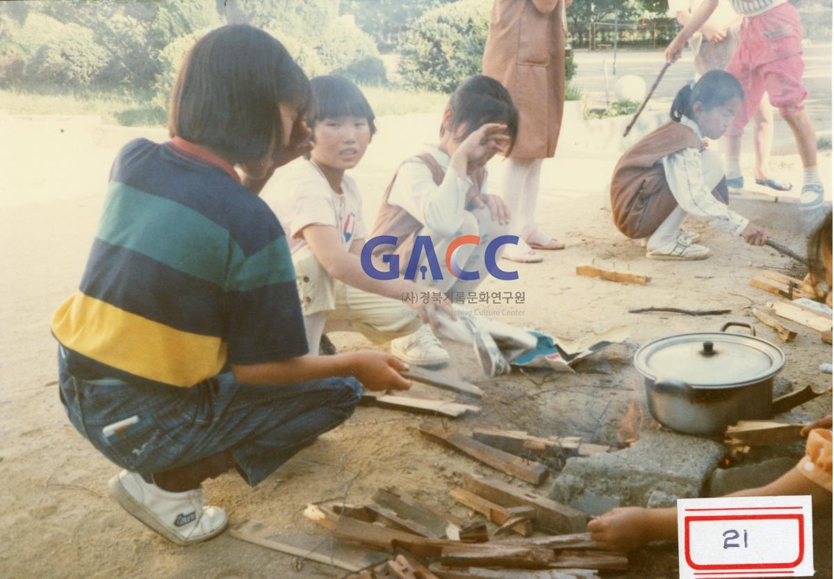 1988년 6월17~18일 원천국민학교 보이ㆍ걸스카웃트 야영캠프 밥짓기(2) 작은그림
