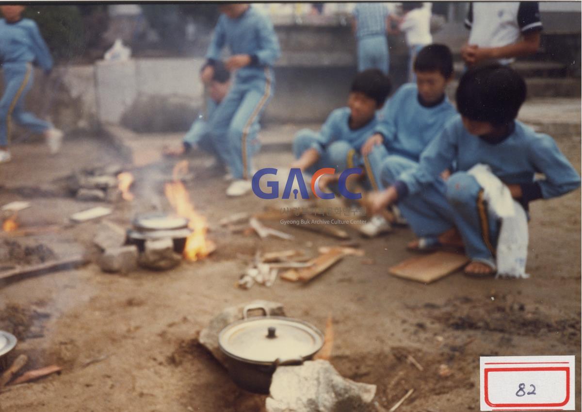 1988년 7월27~29일 원천국민학교 보이ㆍ걸스카웃트 하계야영대회 밥짓기(1) 작은그림