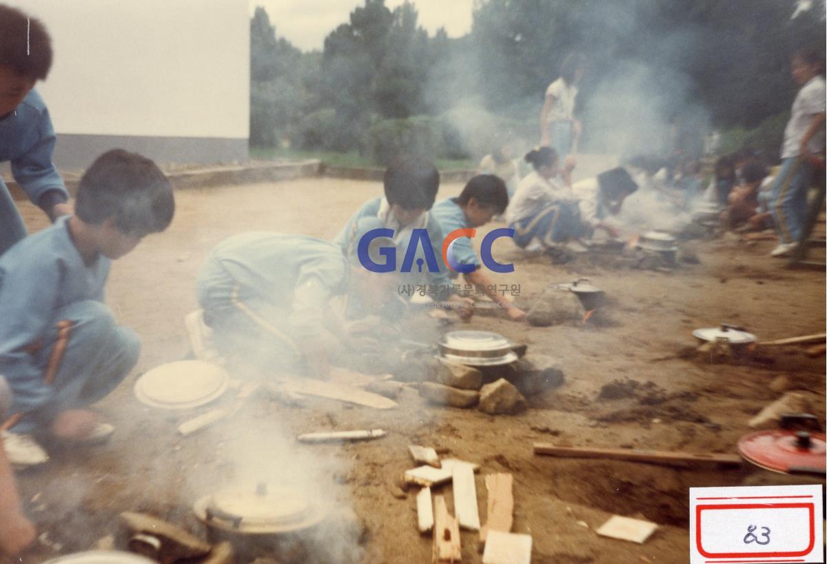 1988년 7월27~29일 원천국민학교 보이ㆍ걸스카웃트 하계야영대회 밥짓기(2)	 작은그림