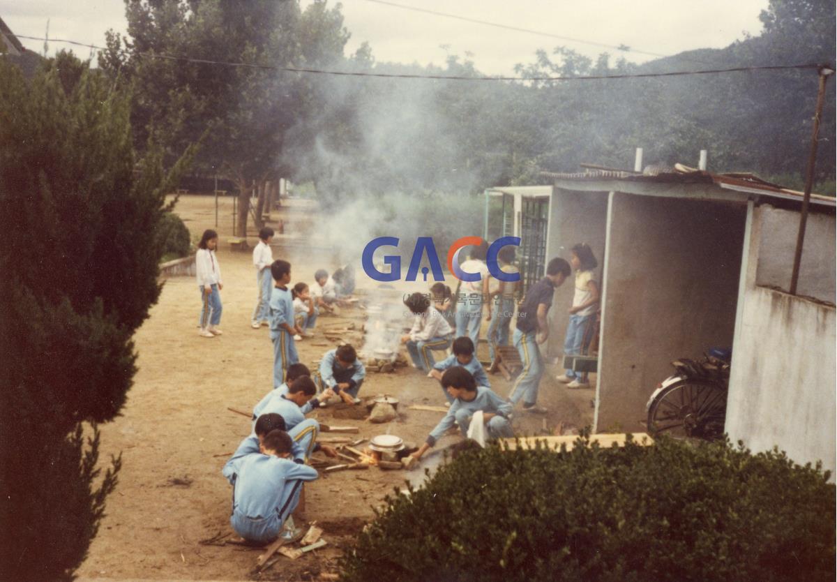 1988년 7월27~29일 원천국민학교 보이ㆍ걸스카웃트 하계야영대회 밥짓기(3)	 작은그림
