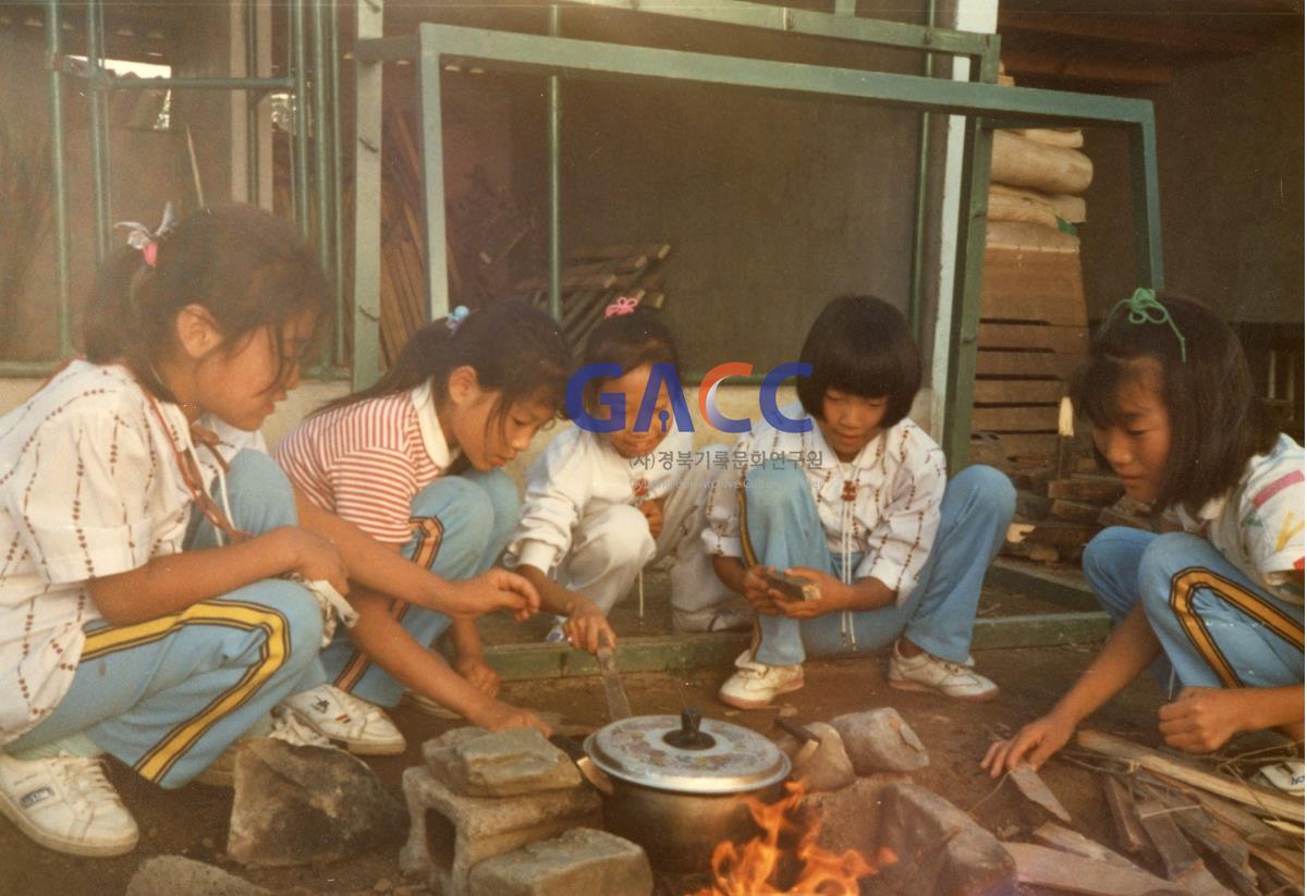 1988년 7월27~29일 원천국민학교 보이ㆍ걸스카웃트 하계야영대회 밥짓기(4)	 작은그림
