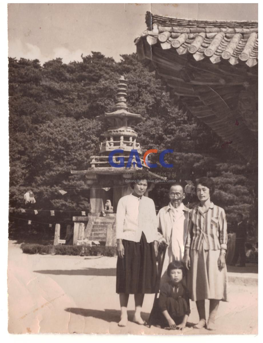 흑백사진속의 까까머리 소녀 작은그림