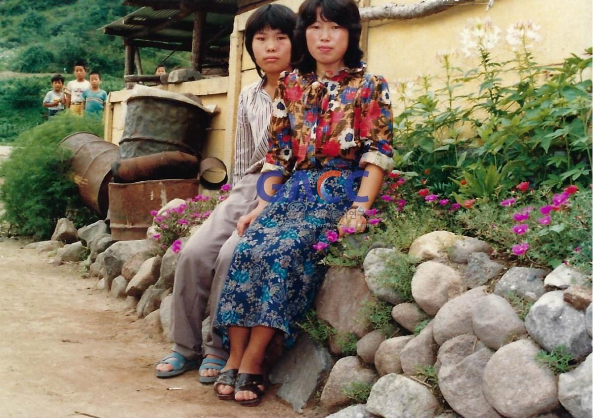 흔한 시골풍경, 사진을 찍기위해 차려입은 어머니와 그의 농아사촌, 그외 몰려든 동네친척들 작은그림